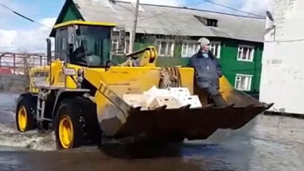 В Якутии из-за паводка появился трактор-такси - Sputnik Молдова