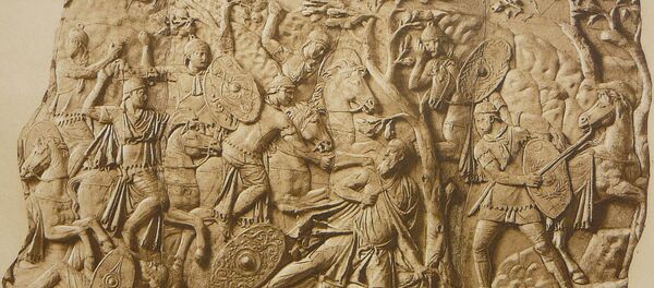 Sinuciderea lui Decebal, detaliu de pe Columna lui Traian, Roma - Sputnik Moldova-România
