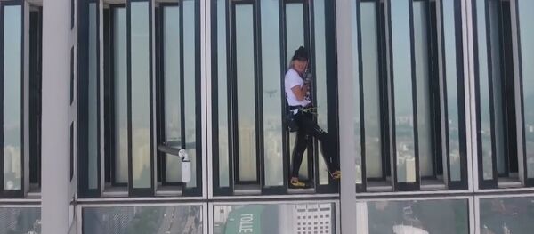 Человек-паук попытался взобраться на небоскрёб в Сеуле Человек-паук попытался взобраться на небоскрёб в Сеуле - Sputnik Молдова