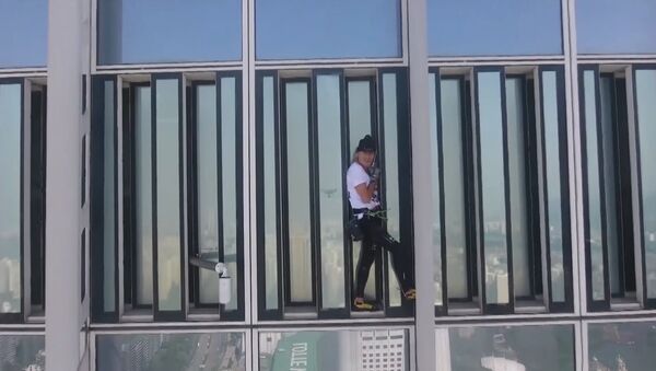 Человек-паук попытался взобраться на небоскрёб в Сеуле - Sputnik Молдова