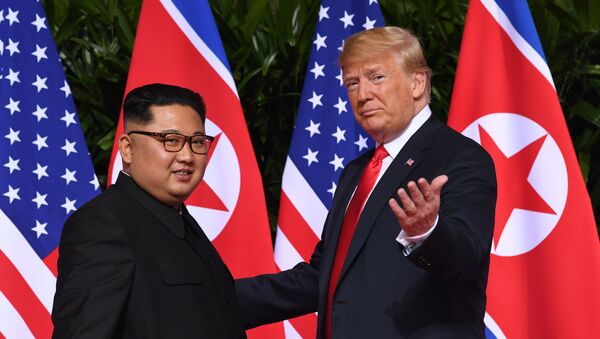 El líder norcoreano Kim Jong-un y el presidente de EEUU, Donald Trump - Sputnik Moldova-România