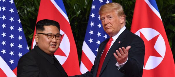 El líder norcoreano Kim Jong-un y el presidente de EEUU, Donald Trump - Sputnik Молдова
