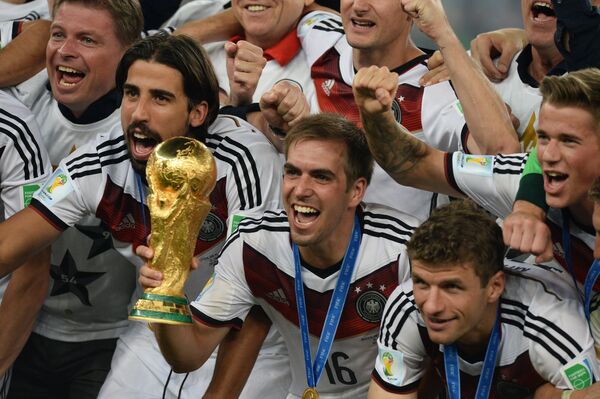 Căpitanul învingătorilor, Philipp Lahm, cu trofeul Căpitanul învingătorilor, Philipp Lahm, cu trofeul - Sputnik Moldova-România