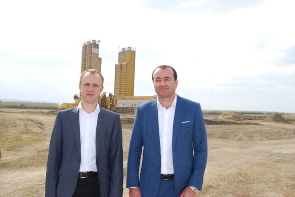 Глава компании-администратора МКА Avia Invest Петр Жардан и представитель компании Strabag Алекс Экер Глава компании-администратора МКА Avia Invest Петр Жардан и представитель компании Strabag Алекс Экер - Sputnik Молдова