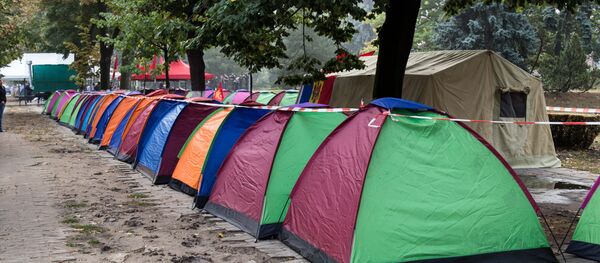 ПСРМ и Наша партия установили перед зданием парламента более сотни палаток - Sputnik Молдова