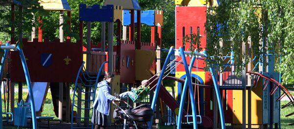 Детская площадка неподалеку от улицы Крупской в Москве. - Sputnik Молдова