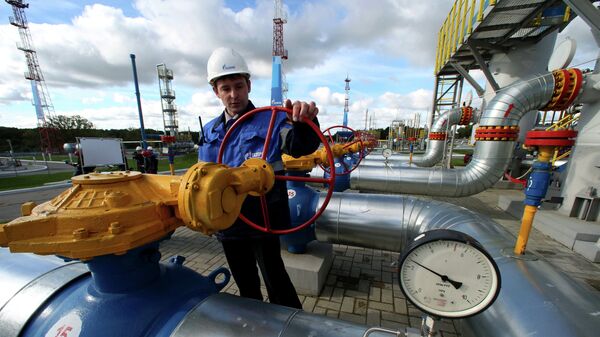 Работник Газпрома на газохранилище - Sputnik Молдова