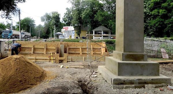 В городе Яргара Леовского района завершаются работы по капитальной реконструкции и благоустройству воинского памятника-захоронения, где погребены герои Ясско-Кишиневской операции - Sputnik Молдова