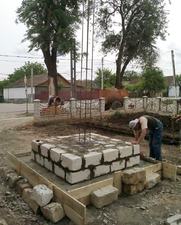 В городе Яргара Леовского района завершаются работы по капитальной реконструкции и благоустройству воинского памятника-захоронения, где погребены герои Ясско-Кишиневской операции - Sputnik Молдова