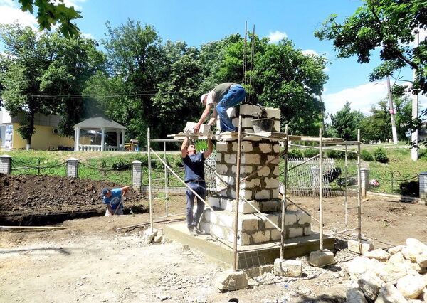 В городе Яргара Леовского района завершаются работы по капитальной реконструкции и благоустройству воинского памятника-захоронения, где погребены герои Ясско-Кишиневской операции - Sputnik Молдова