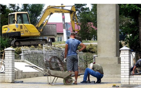 В городе Яргара Леовского района завершаются работы по капитальной реконструкции и благоустройству воинского памятника-захоронения, где погребены герои Ясско-Кишиневской операции - Sputnik Молдова