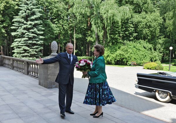 Президент России Владимир Путин преподносит цветы первой женщине-космонавту, герою Советского Союза Валентине Терешковой - Sputnik Молдова