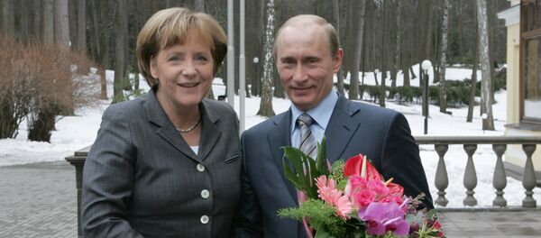 Федеральный канцлер Германии Ангела Меркель и президент России Владимир Путин во время встречи в Ново-Огарево, 2008 год - Sputnik Молдова