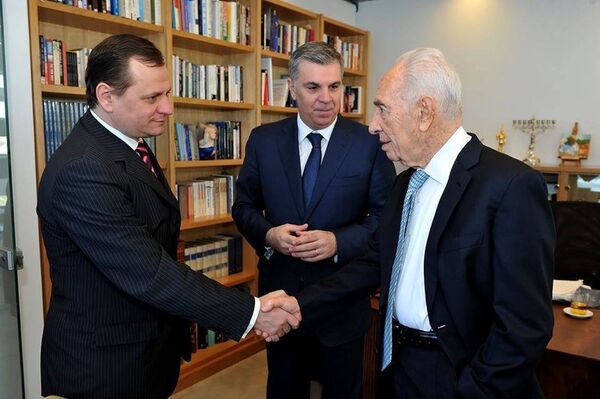 Deputatul Gabriel Vlase si fostul presedinte israelian Shimon Peres Deputatul Gabriel Vlase si fostul presedinte israelian Shimon Peres - Sputnik Moldova-România