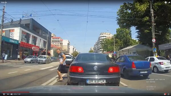 Șofer din Brăila, surprins în timp ce ajută o persoană în scaun cu rotile - Sputnik Moldova-România