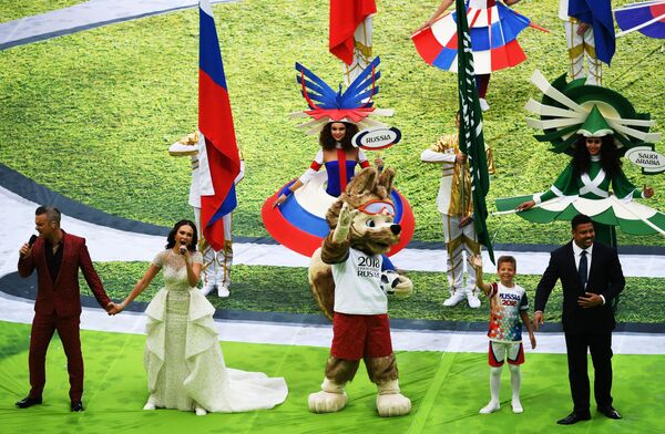 Певец Робби Уильямс и оперная певица Аида Гарифуллина выступают на церемонии открытия чемпионата мира по футболу 2018 на стадионе Лужники - Sputnik Молдова