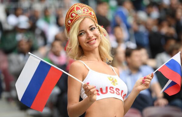 Болельщица сборной России перед матчем группового этапа чемпионата мира по футболу между сборными России и Саудовской Аравии - Sputnik Молдова