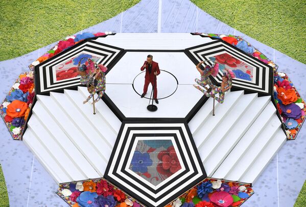 Певец Робби Уильямс выступает на церемонии открытия чемпионата мира по футболу 2018 на стадионе Лужники - Sputnik Молдова