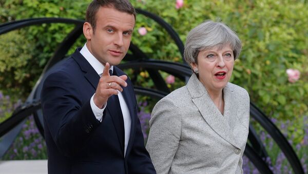 French President Emmanuel Macron (L) escorts Britain's Prime Minister Theresa May as they arrive to speak to the press at the Elysee Palace in Paris, France, June 13, 2017 - Sputnik Moldova