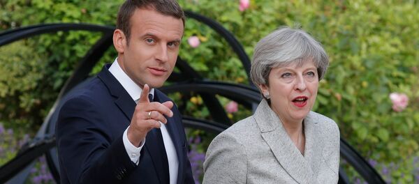 French President Emmanuel Macron (L) escorts Britain's Prime Minister Theresa May as they arrive to speak to the press at the Elysee Palace in Paris, France, June 13, 2017 - Sputnik Moldova
