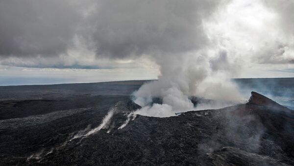 Smoke rises from the Pu'u O'o vent on the Kilauea Volcano October 29, 2014 on the Big Island of Hawaii - Sputnik Moldova-România