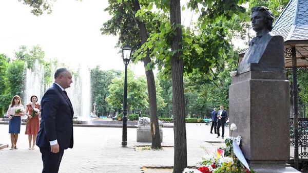 Igor Dodon a depus flori la bustul lui Mihai Eminescu - Sputnik Moldova