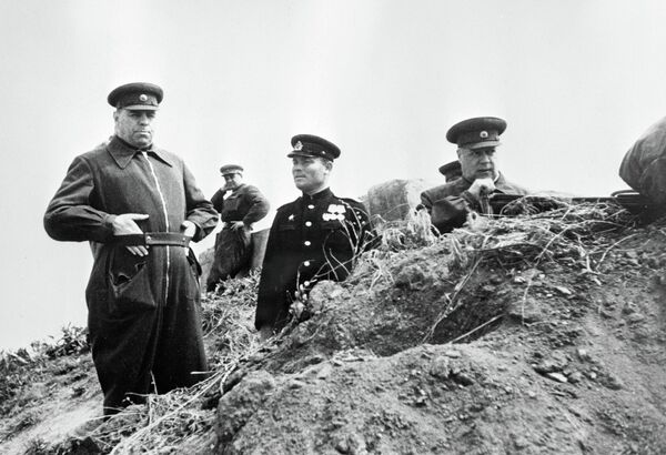 Маршалы А. М. Василевский и Ф. И. Толбухин Маршалы А. М. Василевский и Ф. И. Толбухин - Sputnik Молдова