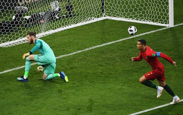 Криштиану Роналду (Португалия) забил гол в воротах сборной Испании - Sputnik Молдова