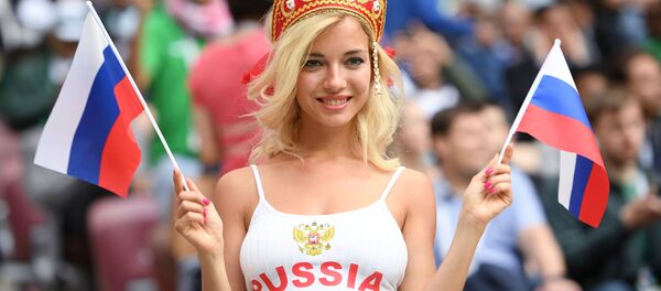 Болельщица сборной России перед матчем группового этапа чемпионата мира по футболу между сборными России и Саудовской Аравии Болельщица сборной России перед матчем группового этапа чемпионата мира по футболу между сборными России и Саудовской Аравии - Sputnik Молдова