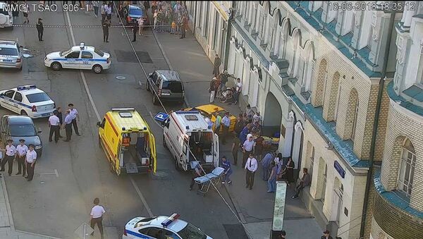 A taxi car rammed into a crowd of people near the Gostiny Dvor shopping center - Sputnik Moldova-România