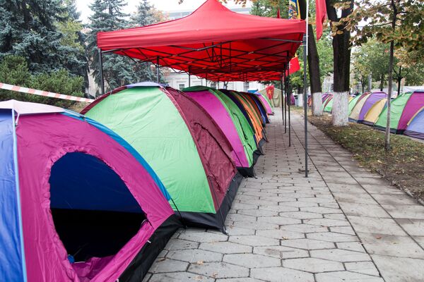 Установка палаток перед парламентом - подготовительная акция перед масштабным протестом, который пройдет 27 сентября - Sputnik Молдова