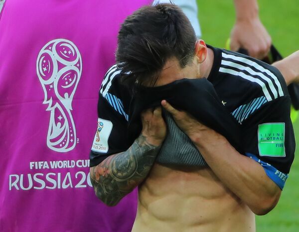 Лионель Месси (Аргентина) после матча группового этапа чемпионата мира по футболу FIFA-2018 между сборными Аргентины и Исландии Лионель Месси (Аргентина) после матча группового этапа чемпионата мира по футболу FIFA-2018 между сборными Аргентины и Исландии - Sputnik Молдова