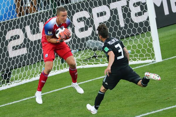 Слева направо: вратарь Ханнес Халльдоурссон (Исландия) и Николас Тальяфико (Аргентина) Слева направо: вратарь Ханнес Халльдоурссон (Исландия) и Николас Тальяфико (Аргентина) - Sputnik Молдова