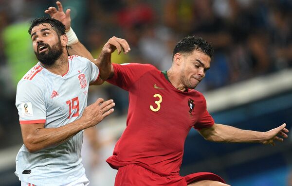 Слева направо: Диего Коста (Испания) и Пепе (Португалия) Слева направо: Диего Коста (Испания) и Пепе (Португалия) - Sputnik Молдова