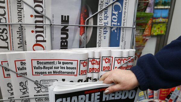 A woman picks up the issue of Charlie Hebdo. - Sputnik Moldova-România