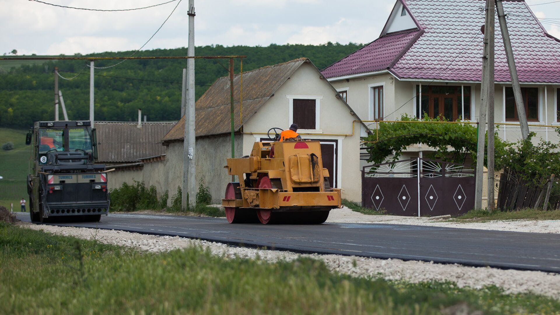Drumul din satul Drăguşeni, comuna Rădeni, raionul Străşeni, reabilitat în cadrul programului „Drumuri bune pentru Moldova” - Sputnik Moldova, 1920, 26.04.2023