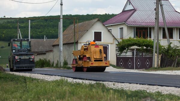 Drumul din satul Drăguşeni, comuna Rădeni, raionul Străşeni, reabilitat în cadrul programului „Drumuri bune pentru Moldova” - Sputnik Молдова