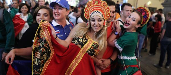 Болельщики сборной России радуются победе в матче группового этапа чемпионата мира по футболу между сборными России и Египта на Никольской улице в Москве Болельщики сборной России радуются победе в матче группового этапа чемпионата мира по футболу между сборными России и Египта на Никольской улице в Москве - Sputnik Молдова