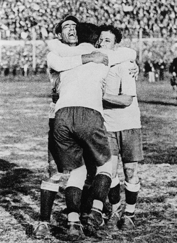 Уругвайцы Педро Сеа, Эктор Скароне и Эктор Кастро празднуют победу в матче с Аргентиной в финале чемпионата мира по футболу в Монтевидео, 1930 год - Sputnik Молдова