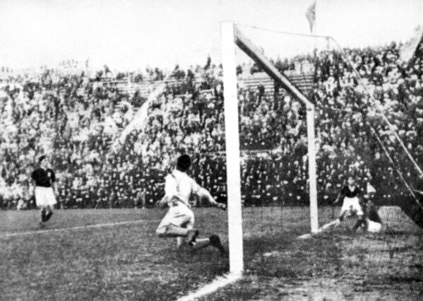 Итальянский нападающий Анджело Скьявио забивает победный гол в матче с Чехословакией в финале чемпионата мира по футболу, 1934 год - Sputnik Молдова