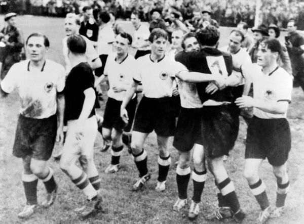 Футболисты немецкой сборной празднуют победу в матче с Венгрией в финале чемпионата мира по футболу, 1954 год - Sputnik Молдова