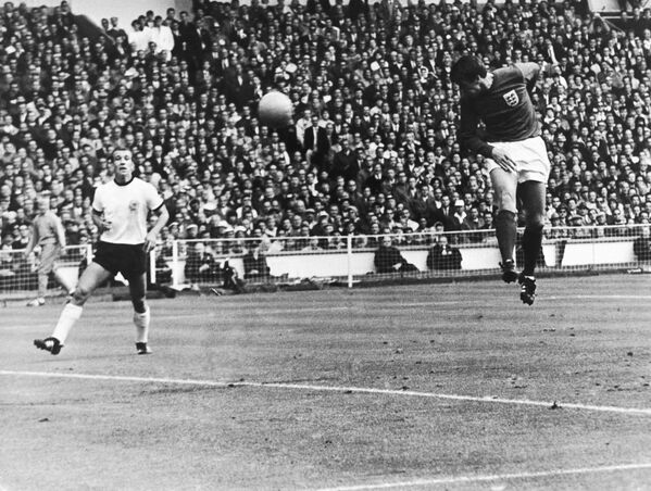 Английский нападающий Джеффри Херст забивает первый гол в финальном матче чемпионата мира по футболу против Западной Германии, 1966 год - Sputnik Молдова