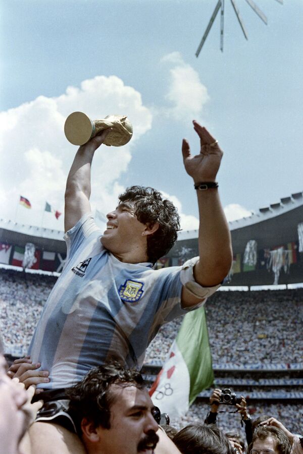 Капитан сборной Аргентины Диего Марадона с Кубком мира по футболу после победы в матче с Западной Германией, 1986 год - Sputnik Молдова