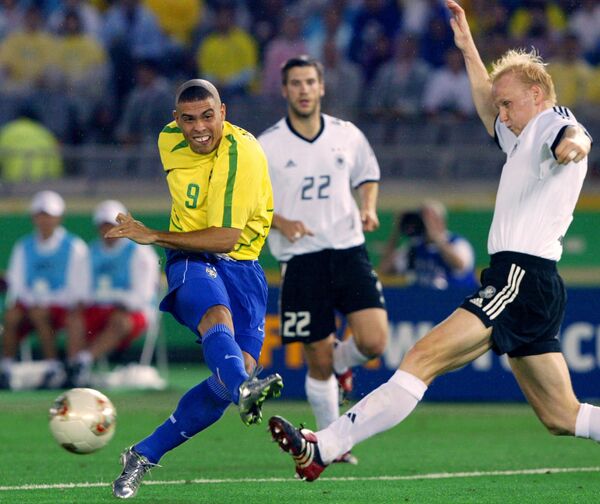 Бразильский форвард Роналдо и немецкий полузащитник Карстен Рамелов в финальном матче чемпионата мира по футболу между сборными Германии и Бразилии, 2002 год - Sputnik Молдова