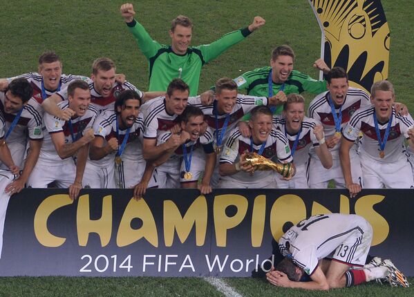 Игроки сборной Германии после финального матча чемпионата мира по футболу - 2014 Германия - Аргентина на стадионе Маракана в Рио-де-Жанейро, 2014 год - Sputnik Молдова