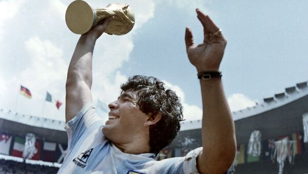 Капитан сборной Аргентины Диего Марадона с Кубком мира по футболу после победы в матче с Западной Германией, 1986 год - Sputnik Молдова