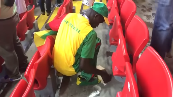 Болельщики сборной Сенегала убирают за собой мусор на трибунах стадиона Спартак в Москве - Sputnik Молдова