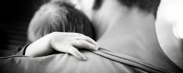 Ребенок на руках - Sputnik Молдова