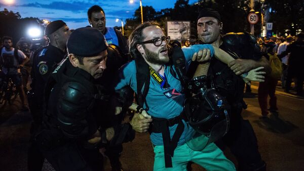 Jurnalistul german Paul Arne Wagner reținut în timpul protestelor de la București din 20 iunie 2018 - Sputnik Moldova-România