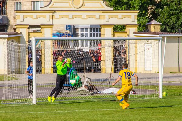 Portarul Milsami, Radu Mâțu prinde mingea dupa o lovitura periculoasă a jucatorului de la Dacia - Sputnik Moldova